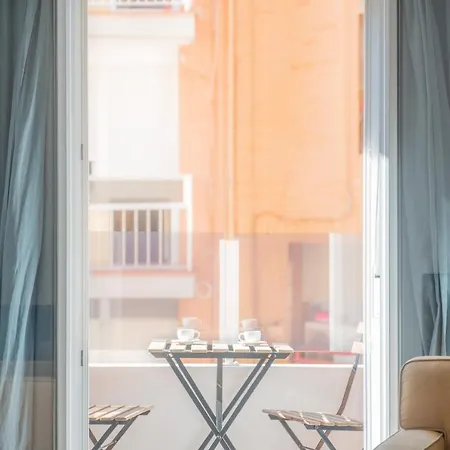 アパート Modern, Stylish With Balcony