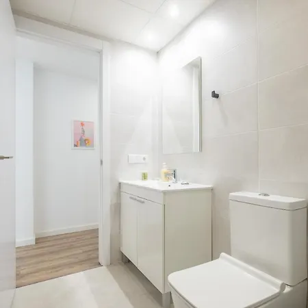 Modern, Stylish With Balcony Валенсия