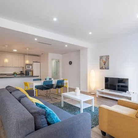 Modern, Stylish With Balcony Валенсия